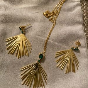 NWOT Absolutely Gorgeous necklace and earring set. Gorgeous Green stone.